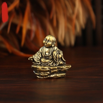 Kis szerzetes Buddha-szobor meditációhoz rózsafüzérrel, retro mini buddhista oltár imádathoz