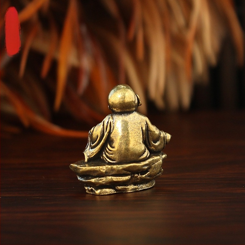 Kis szerzetes Buddha-szobor meditációhoz rózsafüzérrel, retro mini buddhista oltár imádathoz