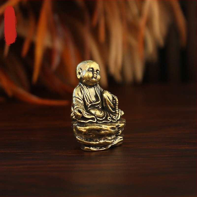 Kis szerzetes Buddha-szobor meditációhoz rózsafüzérrel, retro mini buddhista oltár imádathoz