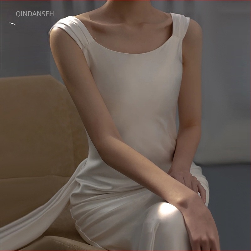 Francia szatén könnyű menyasszonyi ruha fishtail sziluettel, erdő ihletésű dizájn, fehér ruha uszállyal