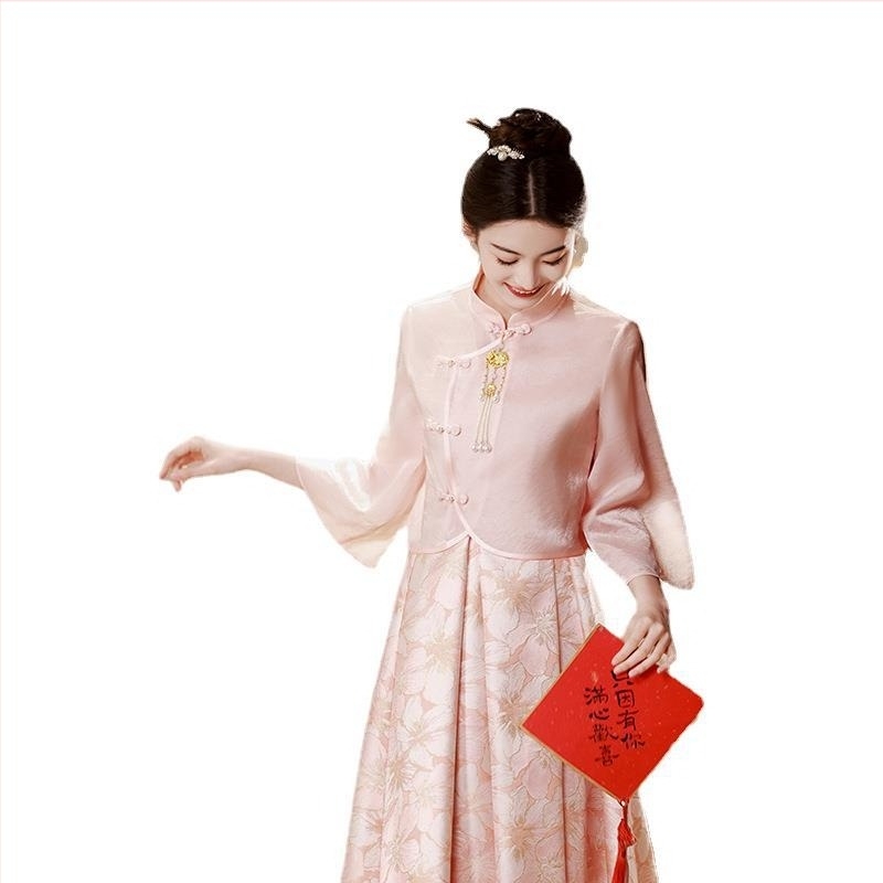 Rózsaszínű kínai-stílusú esküvői ruha hosszú ujjú, négyzetes nyakkal, cheongsam-ihletésű, esküvői bankett viselet.