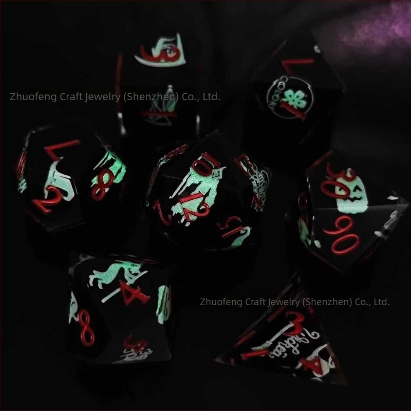Gyantából készült dobókocka készlet a Dungeons & Dragons és a Call of Cthulhu asztali RPG-khez, D4–D20
