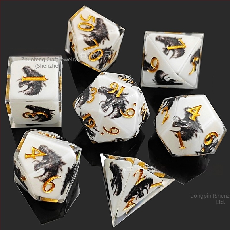 Gyantából készült dobókocka készlet a Dungeons & Dragons és a Call of Cthulhu asztali RPG-khez, D4–D20