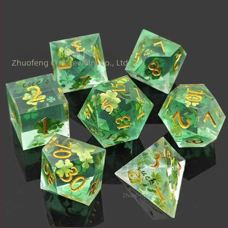 Gyantából készült dobókocka készlet a Dungeons & Dragons és a Call of Cthulhu asztali RPG-khez, D4–D20