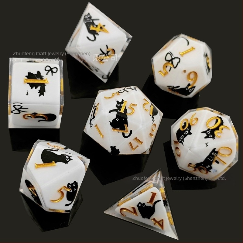 Gyantából készült dobókocka készlet a Dungeons & Dragons és a Call of Cthulhu asztali RPG-khez, D4–D20