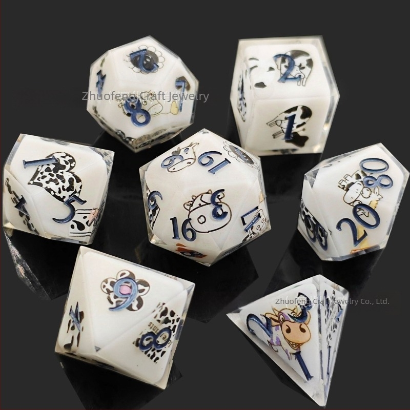Gyantából készült dobókocka készlet a Dungeons & Dragons és a Call of Cthulhu asztali RPG-khez, D4–D20
