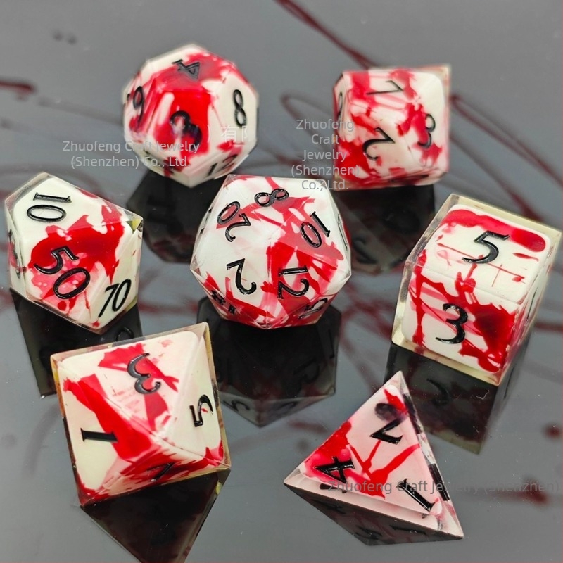 Gyantából készült dobókocka készlet a Dungeons & Dragons és a Call of Cthulhu asztali RPG-khez, D4–D20