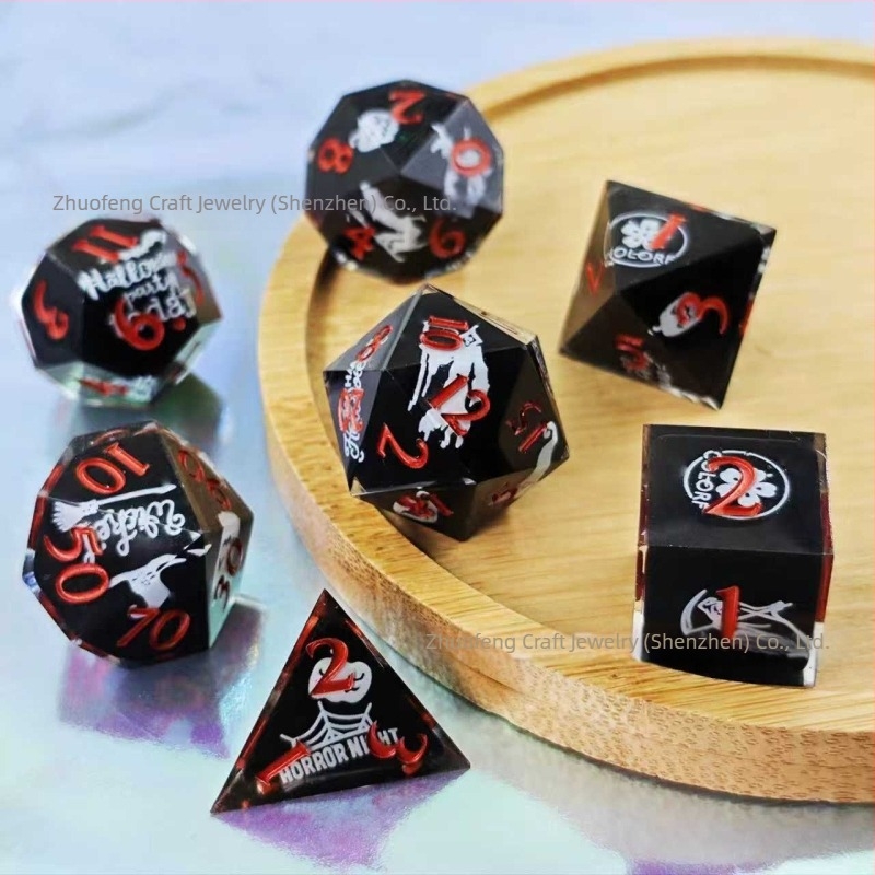 Gyantából készült dobókocka készlet a Dungeons & Dragons és a Call of Cthulhu asztali RPG-khez, D4–D20
