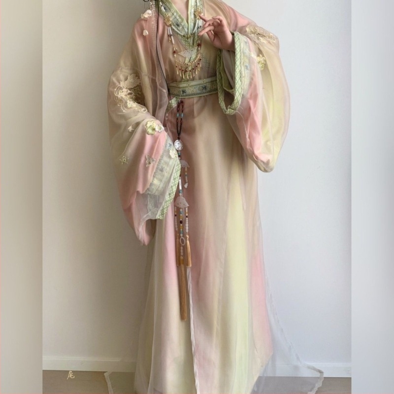 Hanfu készlet gazdag hímzéssel, kereszt-nyakú gallér, hosszú ujjú és hosszú ruhával, egyenes szegéllyel, mindennapi viseletre