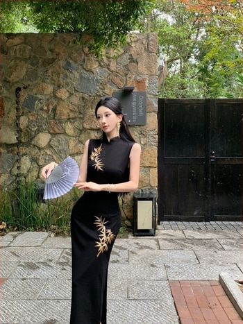 Fekete ujjatlan, kínai stílusú hímzett cheongsam ruha, karcsú fazon