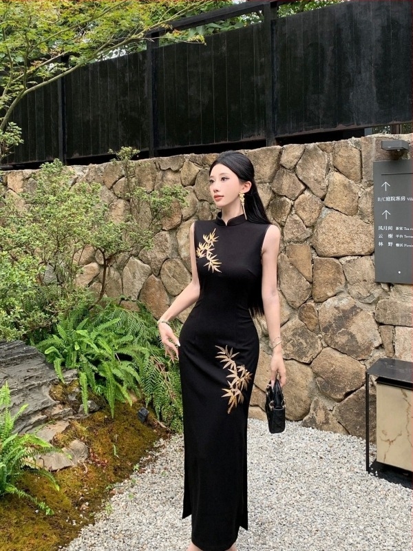 Fekete ujjatlan, kínai stílusú hímzett cheongsam ruha, karcsú fazon