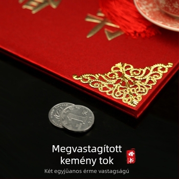 Kézzel írt jegyeslevelek és aranyozott esküvői meghívók selyem virággal díszített ajándékdobozban