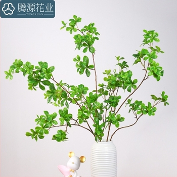 Mesterséges zöld növények nagy ágakkal és sűrű levelekkel – bonsai otthonra vagy szállodába, esküvői dekoráció és beltéri díszítés