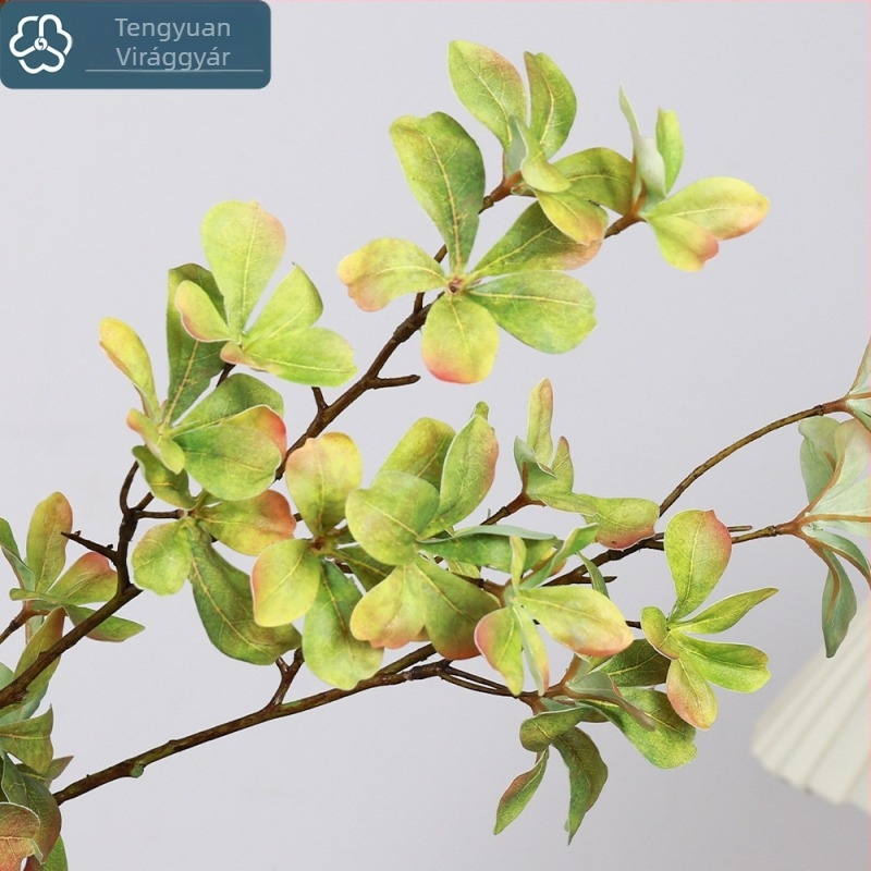 Mesterséges zöld növények nagy ágakkal és sűrű levelekkel – bonsai otthonra vagy szállodába, esküvői dekoráció és beltéri díszítés