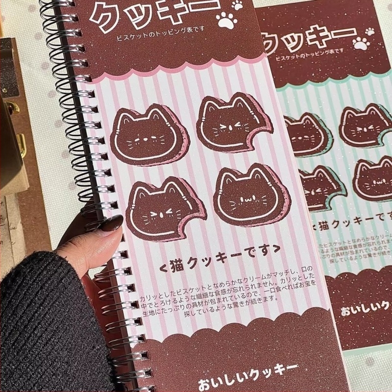 A6 spirálfüzet Strawberry Cookie Kitty témával — hordozható napló DIY jegyzetekhez, vonalas színes oldalakkal