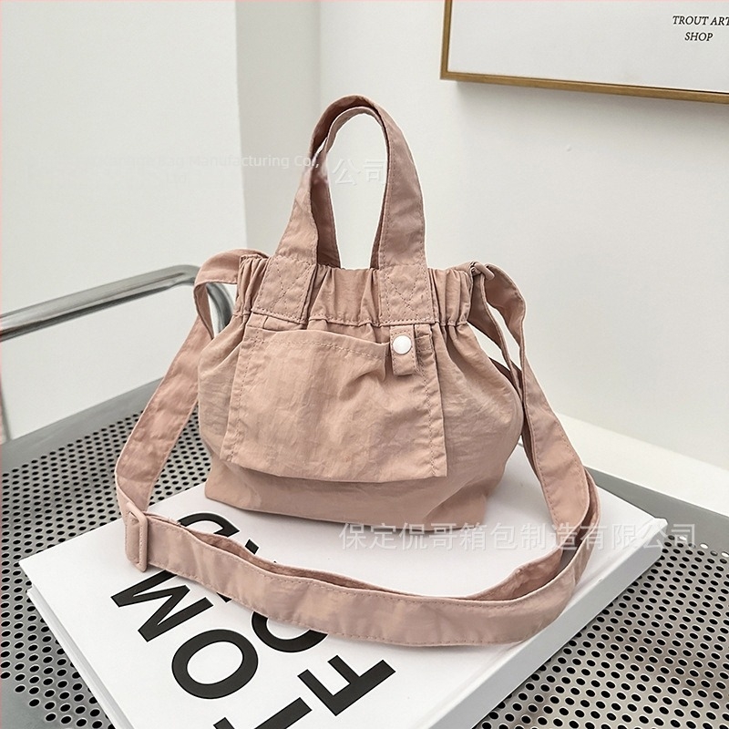 Ősz 2025 Mini nylon színblokkokkal díszített bucket crossbody táska nőknek