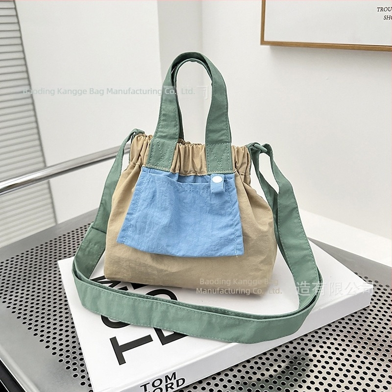 Ősz 2025 Mini nylon színblokkokkal díszített bucket crossbody táska nőknek