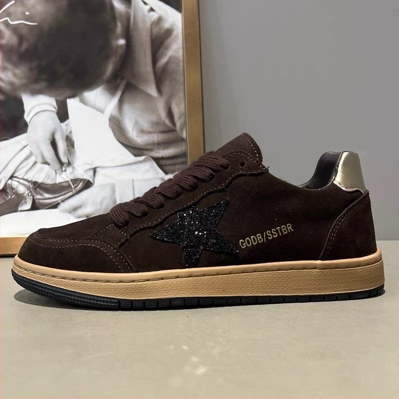 Férfiaknak tervezett, retro stílusú sneaker suede felsőrésszel, kristálycsillag díszítéssel, puha talppal, könnyű és kényelmes mindennapi viselet