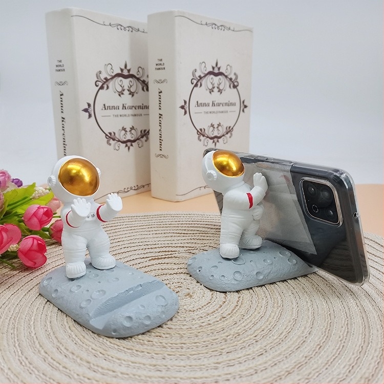 Gyanta űrpilóta-alakú telefon-tartó - asztali díszfigura