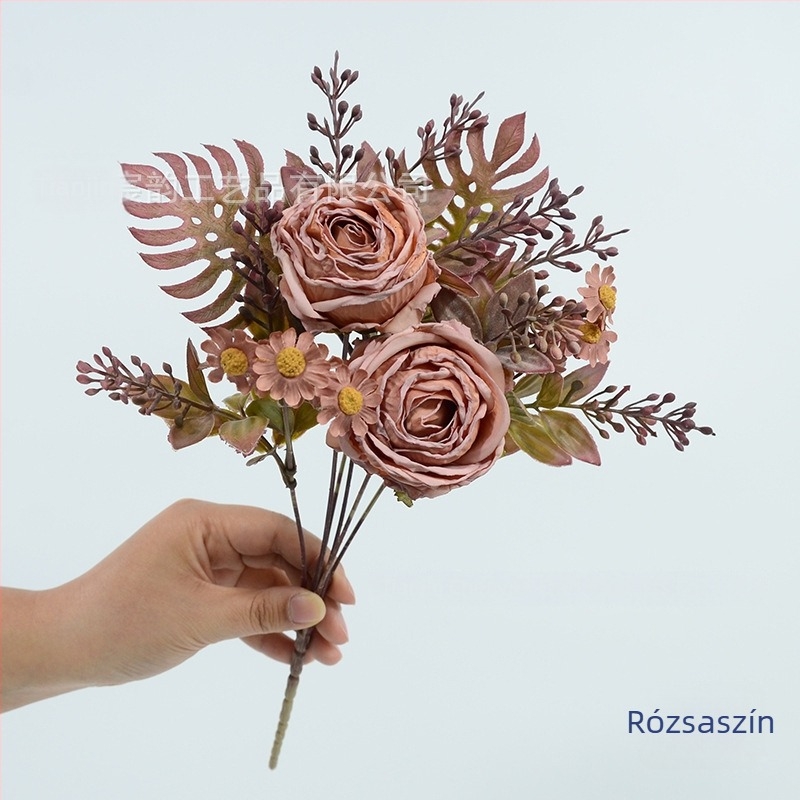 Égő szélekkel díszített rózsa- és kamillavirágokból álló művirágcsokor esküvőre, ünnepségekhez, ceremóniákhoz és kiállításokhoz, asztali dekorációhoz