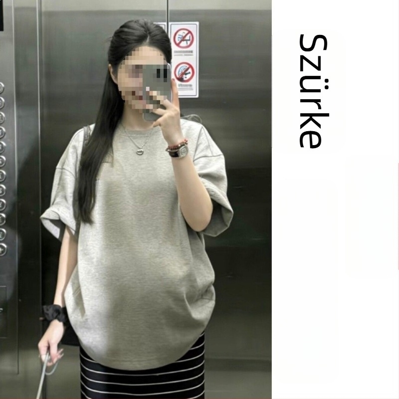 Kismama két-darabos szett tavasz–nyárra: laza szabású rövid ujjú T-shirt felső és csíkos hasítékos szoknya, koreai stílus.