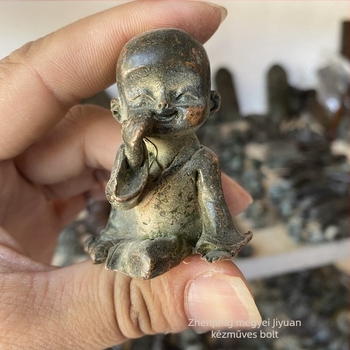 Antik Gyógyító Buddha szobor, patinázott rézbarna tónusban, asztali dekoráció otthonra, kis Buddha gyűjtemény