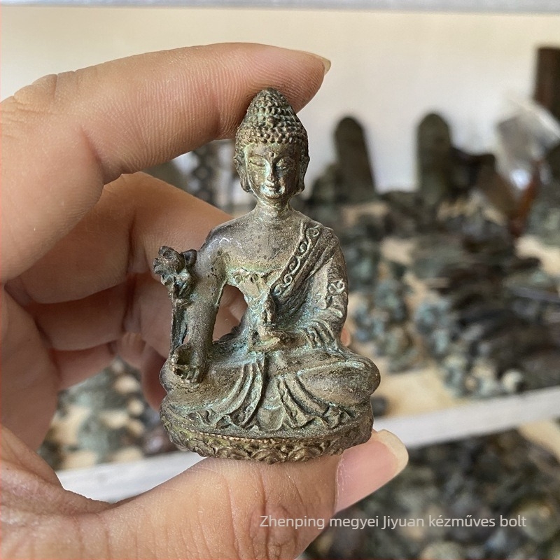 Antik Gyógyító Buddha szobor, patinázott rézbarna tónusban, asztali dekoráció otthonra, kis Buddha gyűjtemény
