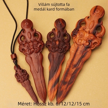 Jujubafa nyakmedál, oroszlán harapja a kard motívummal, taoista rituális eszközök