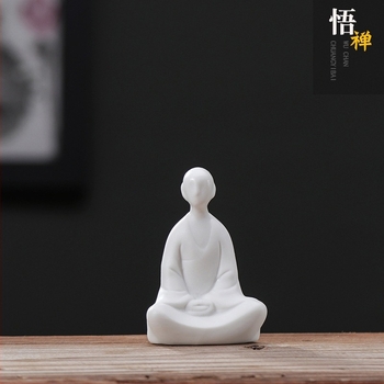 Zen fehér porcelán: kis szerzetes figura teaceremóniához, Buddha bonsaj az akváriumba, otthoni dekoráció