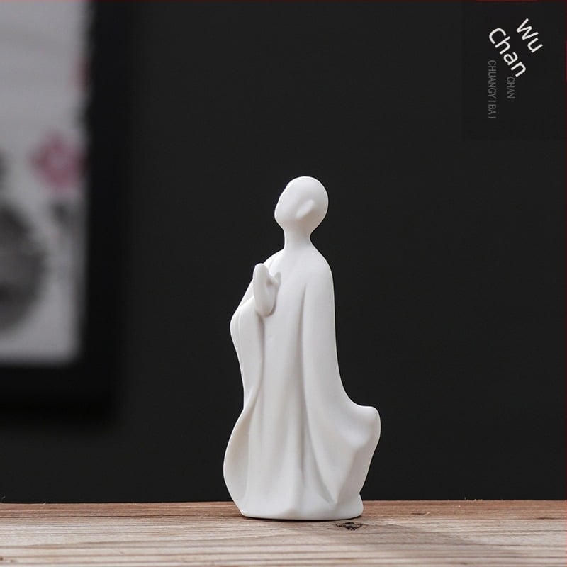 Zen fehér porcelán: kis szerzetes figura teaceremóniához, Buddha bonsaj az akváriumba, otthoni dekoráció