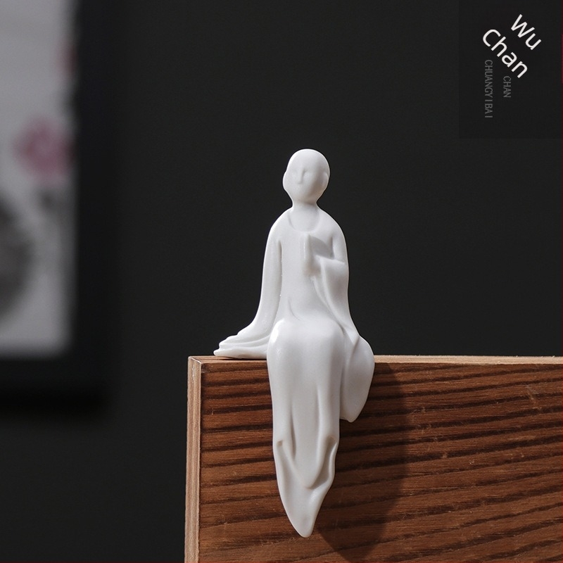 Zen fehér porcelán: kis szerzetes figura teaceremóniához, Buddha bonsaj az akváriumba, otthoni dekoráció