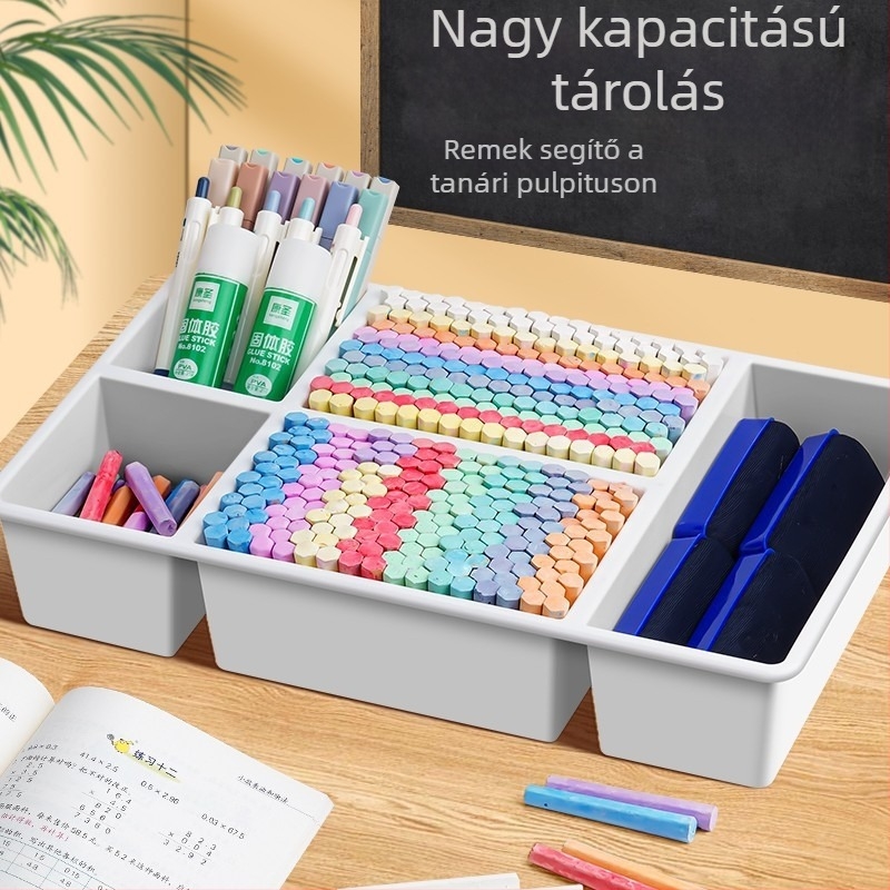 Iskolai krétatároló doboz, nagy kapacitású, több rekesszel, táblához és tollakhoz tervezve.