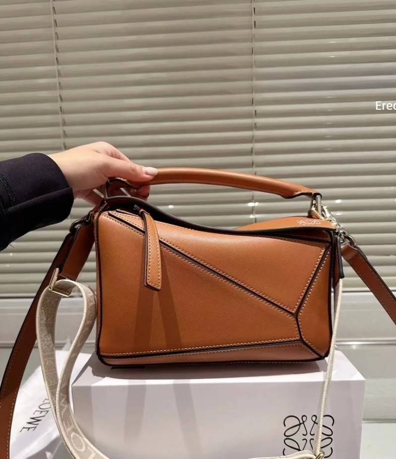 Valódi bőr női kézitáska geometrikus mintával és színblokkokkal, párnás alakú – kis méretű kézitáska, vállon vagy crossbody.