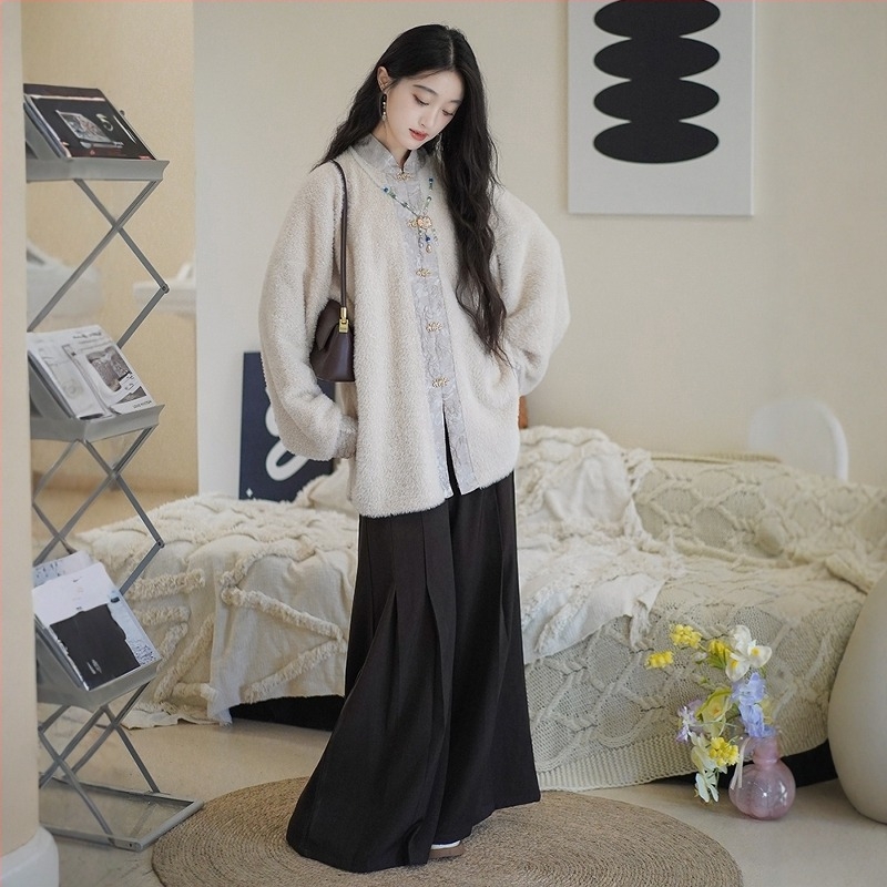 Női Ming-stílusú Hanfu magas gallérral és íves zsebbel a ruhán; velúr kötött dizájn, Song dinasztia ihletésével; nadrág és wrap szoknya; őszi-téli modell.