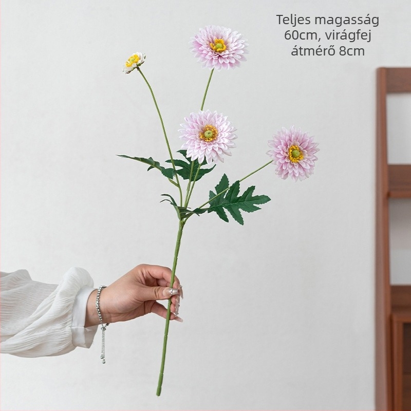 Hosszú szárú művirágokból álló krizantéma-csokor otthoni dekorációhoz