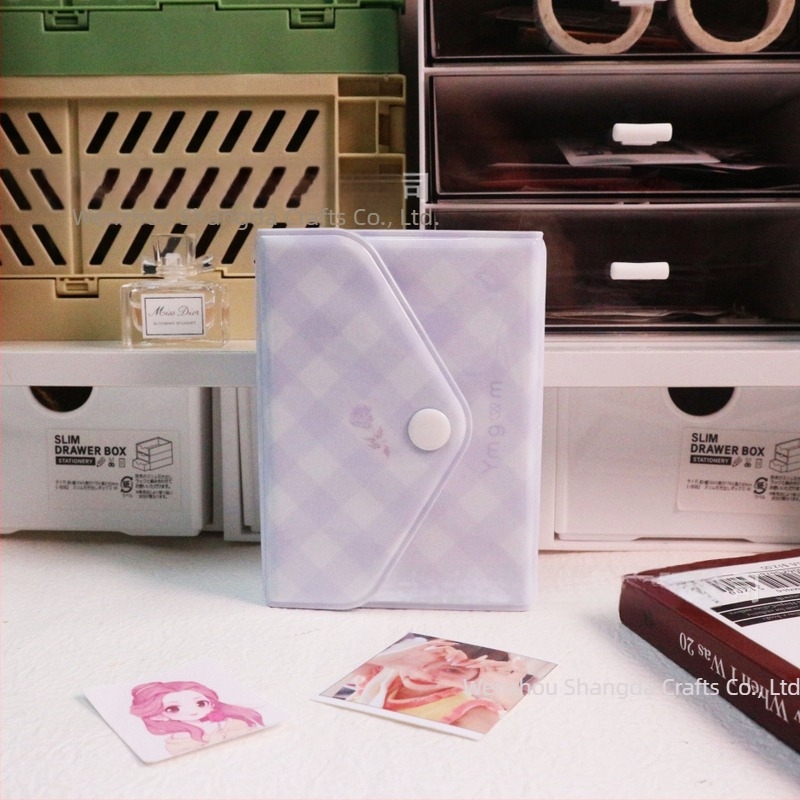 Retro fotóalbum borítékos kialakítással, beépített oldalakkal 3 hüvelykes fényképekhez, tárolóhely emlék- és képeslapok számára.