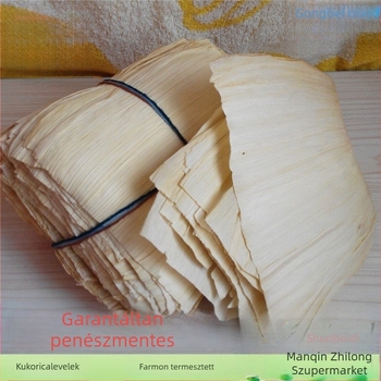 Fából készült gőzölő kosár kukorica levelekkel és héjakkal
