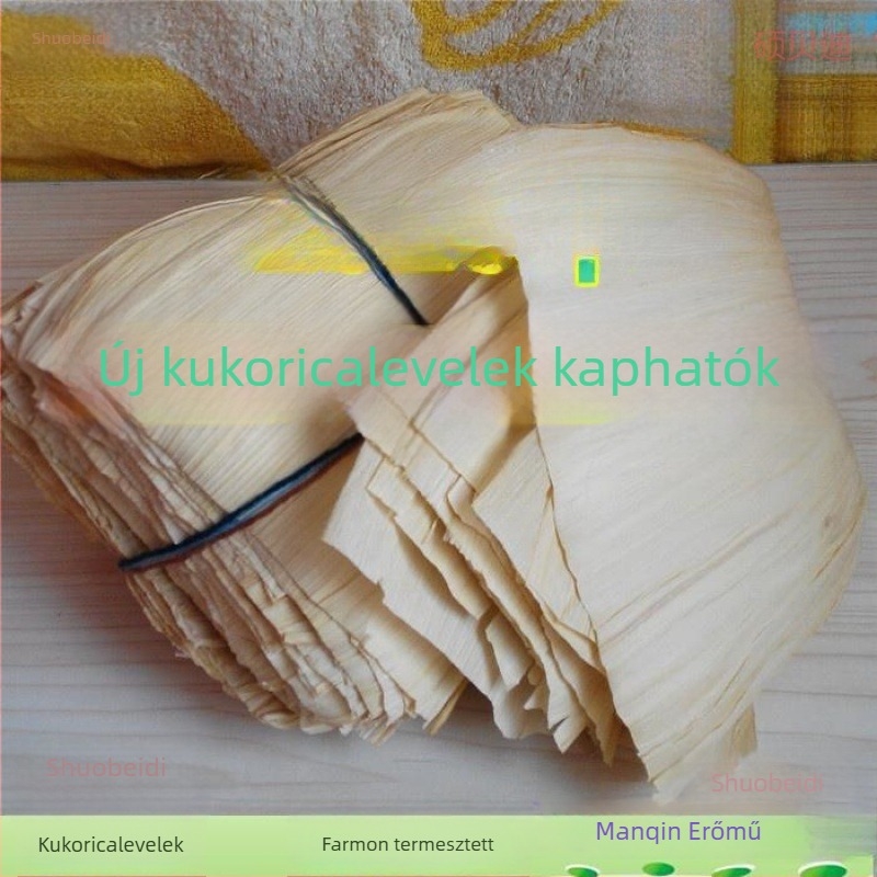 Fából készült gőzölő kosár kukorica levelekkel és héjakkal