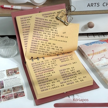 Cute Little Year négyzetes notesz műbőr borítóval és kraftpapírral, gyűrűs kötés, 60 lap, 150×171 mm belső, 168×192 mm külső, művészi stílus