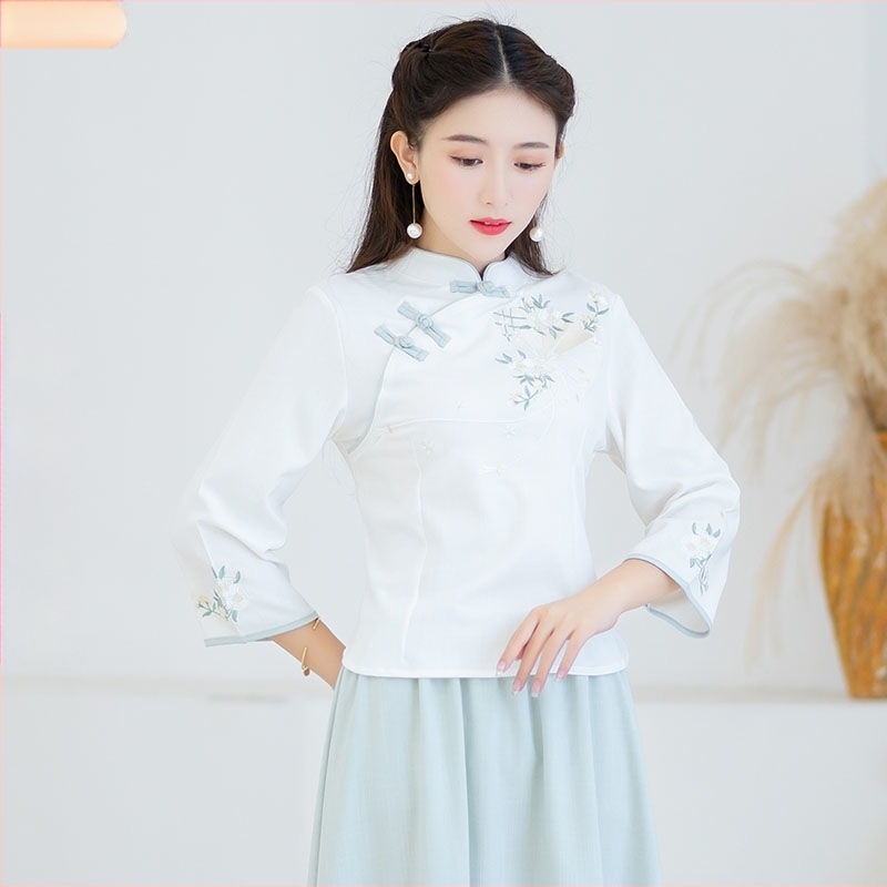 Hanfu-stílusú női ruha hímzett rövid ujjakkal és aszimmetrikus galléval, retro ihletésű, elegáns megjelenés