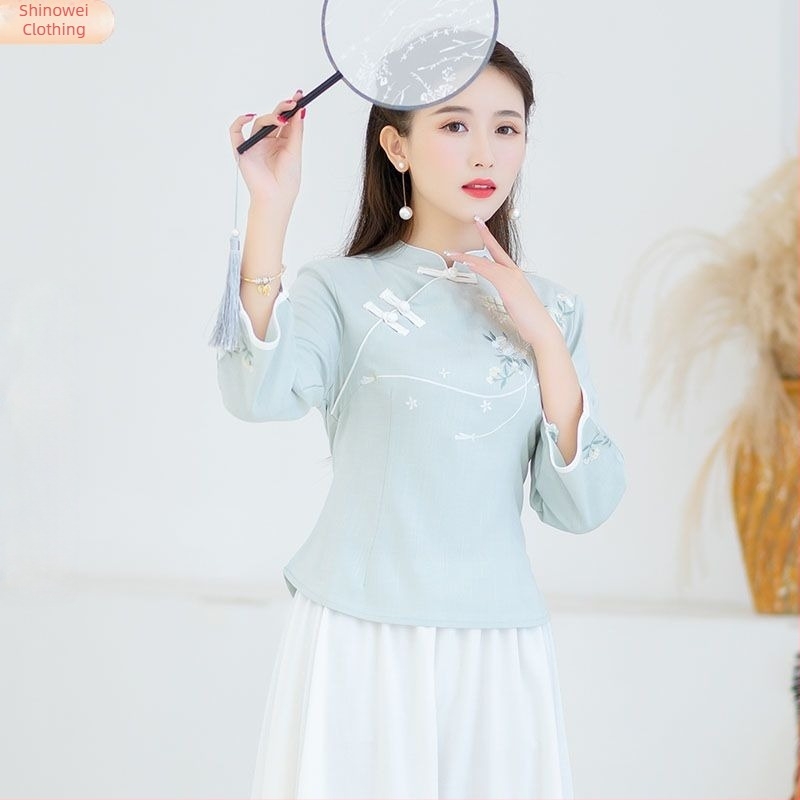 Hanfu-stílusú női ruha hímzett rövid ujjakkal és aszimmetrikus galléval, retro ihletésű, elegáns megjelenés