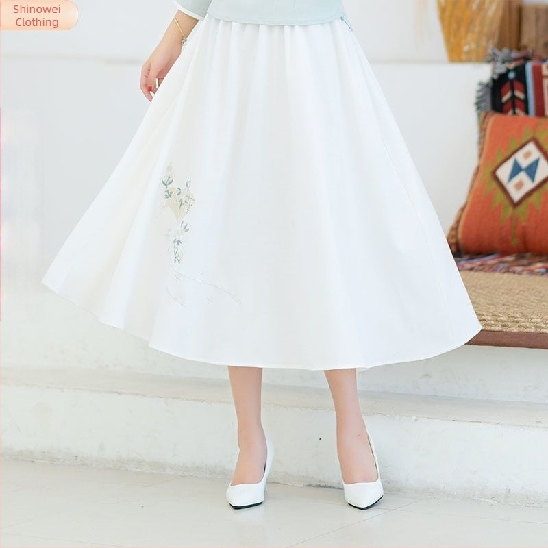 Hanfu-stílusú női ruha hímzett rövid ujjakkal és aszimmetrikus galléval, retro ihletésű, elegáns megjelenés