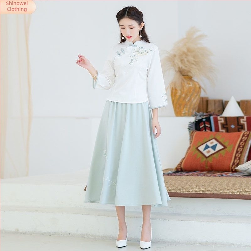 Hanfu-stílusú női ruha hímzett rövid ujjakkal és aszimmetrikus galléval, retro ihletésű, elegáns megjelenés
