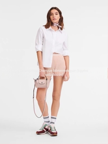 Bőr mini dumpling táska kapcsos fedéllel, belső cipzáros zsebbel, váll- és crossbody pánttal, telefon- és sminktáska, női táska