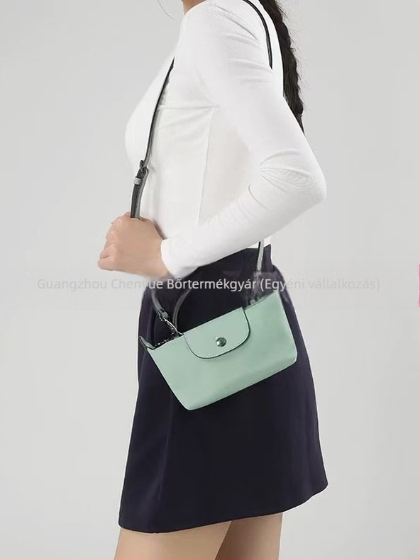 Bőr mini dumpling táska kapcsos fedéllel, belső cipzáros zsebbel, váll- és crossbody pánttal, telefon- és sminktáska, női táska