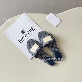 Denim felsőrésszel rendelkező slip-on papucs, etikettbetűkkel nyomtatva, sík talppal, könnyű a strandra