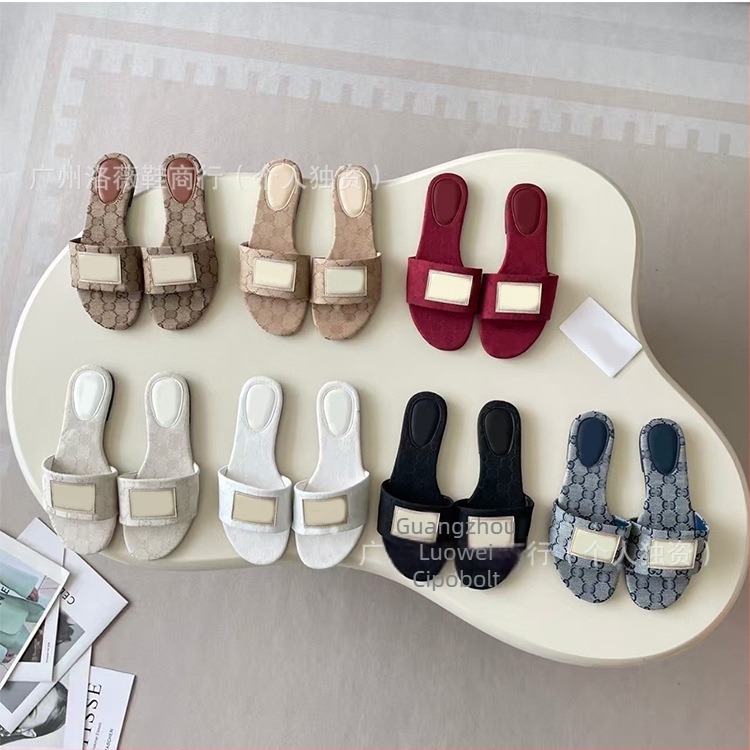 Denim felsőrésszel rendelkező slip-on papucs, etikettbetűkkel nyomtatva, sík talppal, könnyű a strandra