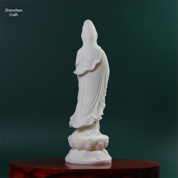 Guanyin Bodhisattva szobra lótusz trónon, kezében rózsafüzér