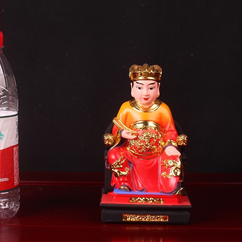 Konyhaisten szobra, aranyozott gyantából, kézzel festett