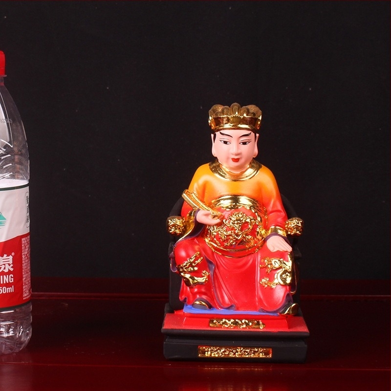 Konyhaisten szobra, aranyozott gyantából, kézzel festett